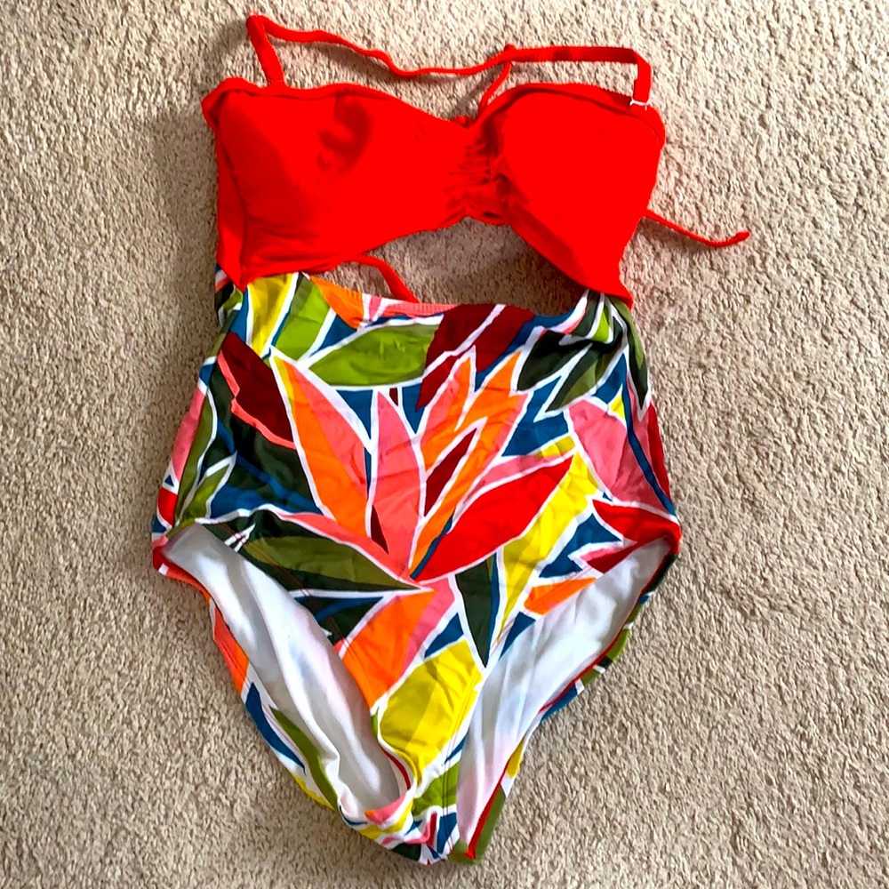 One piece with cutout suit